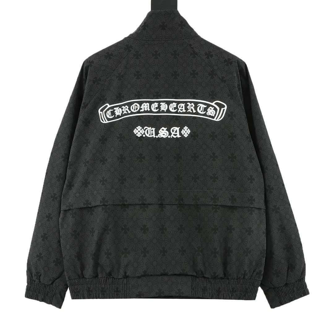 🅿️570 CH/Cro Xin Dark pattern all-over printed windbreaker jacket. The fashionable and western-style color scheme gives off a fashionable and casual temperament, rejuvenating youthful vitality! Made from customer-supplied fabrics, a real high-end product! It is not an ordinary deflationary quality. It is different from "soft and soft" fabrics. It has a delicate and soft texture, gentle and non-prickly feeling. The density of imported custom fabrics is also very tight, neat and does not change shape, always maintaining the brand's classic and rigorous image! The metal snap-type design is provided by customers, and the upper body is full of shape. It is a must-have item for quality control! size：XS-L